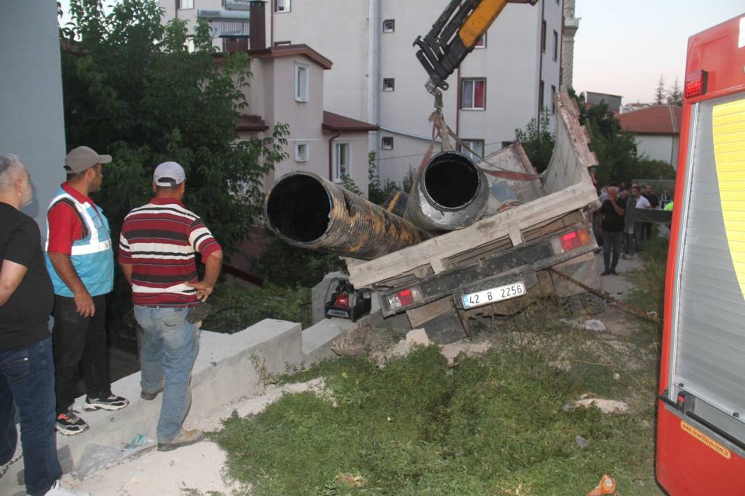 Konya'da kamyonetle korkuluk arasında sıkıştı: Freni boşaldı, can pazarı yaşandı! 5